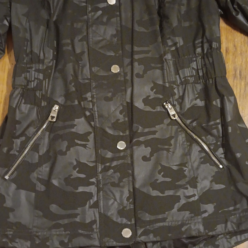 GUESS Camouflage Rain Jacket Women's  Medium NWT - Picture 2 of 7